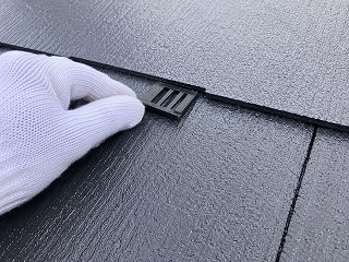 てスレート屋根へタスペーサーを設置する縁切り作業