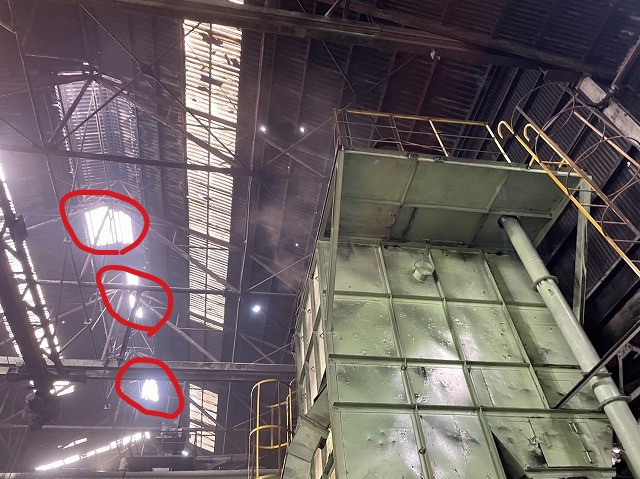 工場倉庫の屋根が台風で飛んで雨漏り