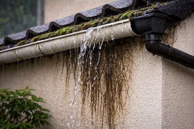奈良市雨樋からあふれた雨水が外壁を伝って流れ、外壁に黒い雨だれ汚れが発生している状態