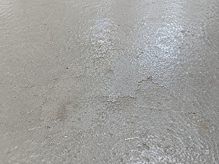 広陵町で劣化したFRP防水トップコートの表面状況
