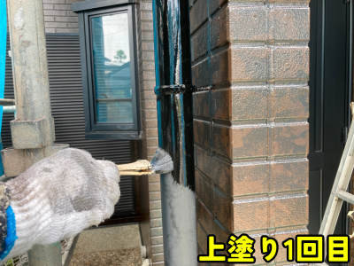 奈良市の住宅で色あせた軒樋と竪樋に1回目塗装を施工している状況