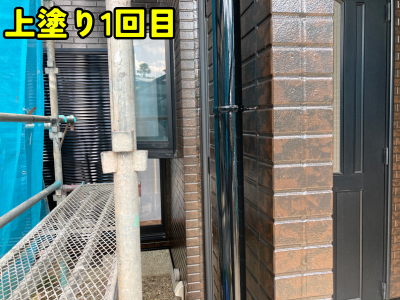 外壁塗装と同時施工で奈良市の雨樋1回目塗装が完了した様子