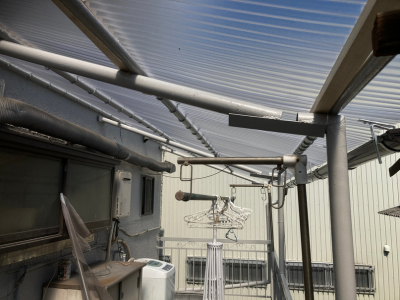 割れていた波板を耐久性の高い新品へ交換した工場庇部分の完成