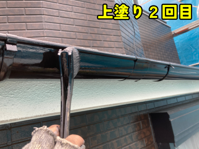奈良市で軒樋の仕上げとなる2回目塗装を行っている施工中