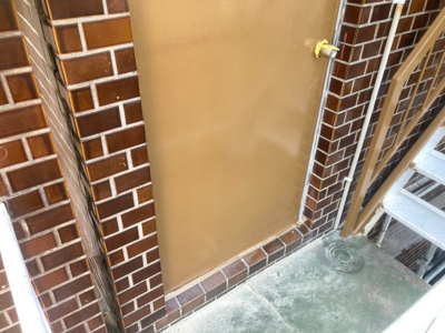 橿原市にて鉄扉の塗装が完了し、サビを抑えてきれいに仕上がった施工後