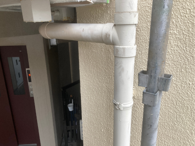 奈良市マンション外壁塗装前の雨樋｜塗膜が劣化し艶が失われた状態