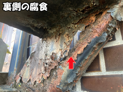 鉄骨階段の裏側に見られる層状のサビと浮いた旧塗膜。腐食が進行した状態