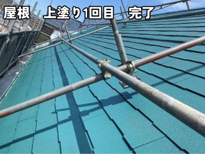 広陵町で色褪せた屋根に上塗り1回目を行う塗装作業