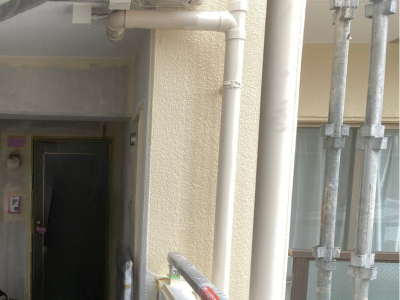 奈良市マンション外壁塗装完了後の雨樋｜塗膜が整い美観が回復した状態