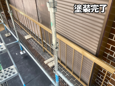 橿原市にて外部手摺の錆補修と塗装が完了し、安心して使える状態になった様子