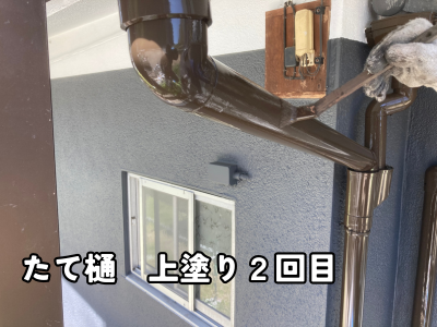 奈良市の住宅で竪樋の塗装2回目を行い塗膜を仕上げている作業
