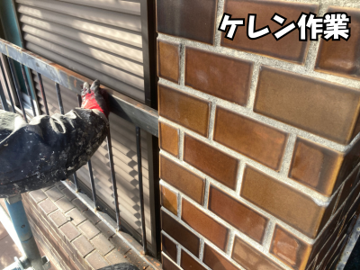 橿原市の外部手摺でサビと古い塗膜を除去するケレン作業中