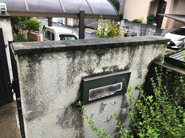 奈良市　ボロボロに剥がれてカビやコケが発生した塀の補修と塗替え工事