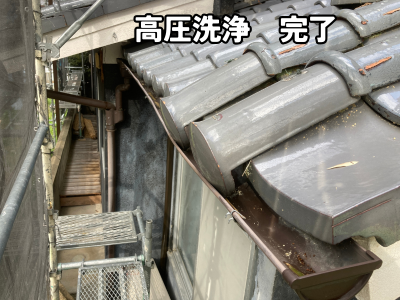 奈良市の住宅で苔詰まりを除去し高圧洗浄後に綺麗になった雨樋内部