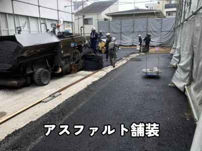 工場通路にアスファルト舗装を施工している様子