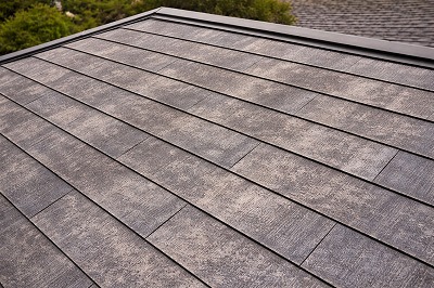 天理市住宅の屋根材の色あせが進行したスレート屋根