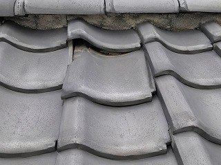 奈良市でズレが発生した瓦屋根の状況