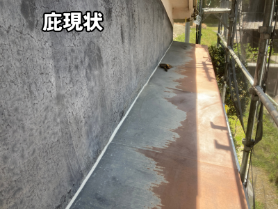 橿原市で外壁塗装の現場調査中に確認した庇の錆びと塗膜剥がれの状態｜庇塗装工事前の劣化状況