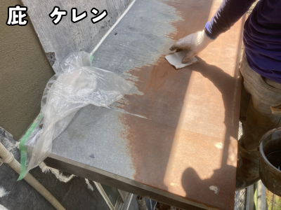橿原市の庇塗装工事｜錆びや古い塗膜を除去するケレン作業を行っている施工工程