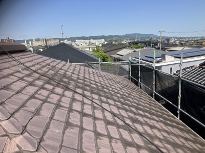 川西町の色褪せたスレート屋根全景の現場調査