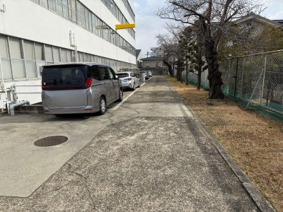 大和郡山市の工場通路の施工前　劣化が進んだ舗装状況