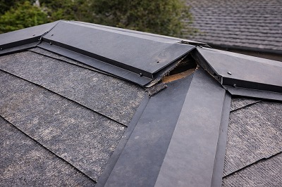 天理市住宅の棟板金が浮いている屋根の劣化状態