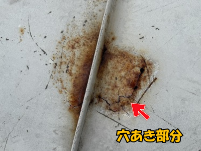 奈良市コンテナハウスのトタン屋根が腐食し穴が空いている