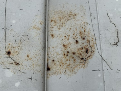 奈良市コンテナハウスのトタン屋根小さな穴が空いている