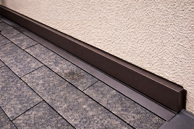 天理市住宅の外壁下部に取り付けられている水切り板金