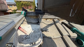 漆喰を詰める作業