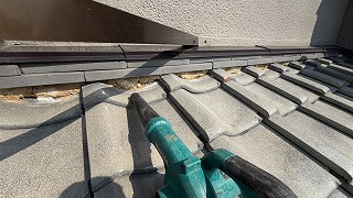 ブロワーで清掃中