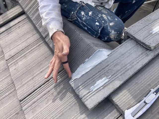 屋根瓦　穴、劣化部分コーキング