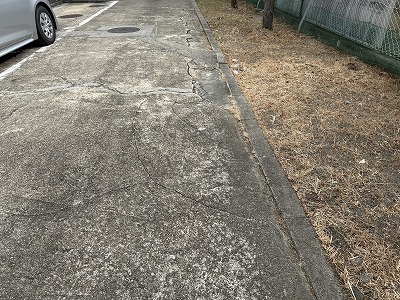 下地劣化が疑われる通路端部のひび割れ