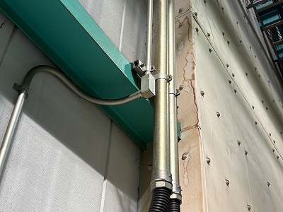 奈良市にて工場の雨漏り！外壁のひび割れが問題！？対策方法とは？