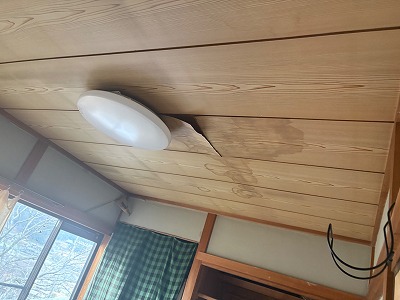 宇陀市にて天井の雨漏り！瓦が割れている！？弊社の提案内容とは？