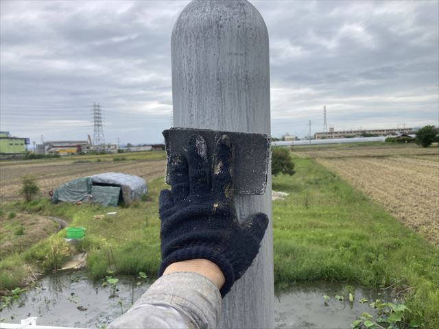 店舗看板柱　ケレン作業