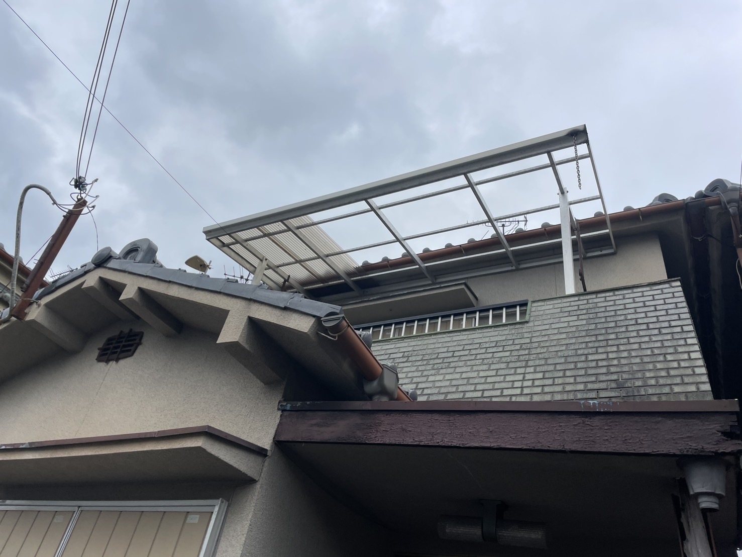 大和郡山市 ベランダ波板飛散の現地調査
