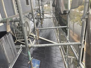 屋根上塗り１回目完了