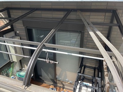 既存パネル撤去後の骨組み