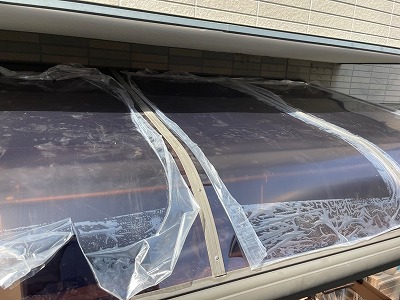 押さえ材取付中の屋根