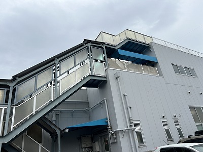 奈良市の工場で雨漏り発生！屋根の隙間部分コーキング補修！防水対策