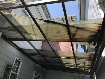 風災被害にあった屋根