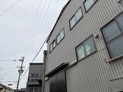 奈良市の工場のスレート屋根のカバ工法の提案！雨漏りにお困り方へ！