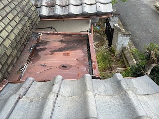 大和郡山市 サビが進んだ玄関屋根の現状