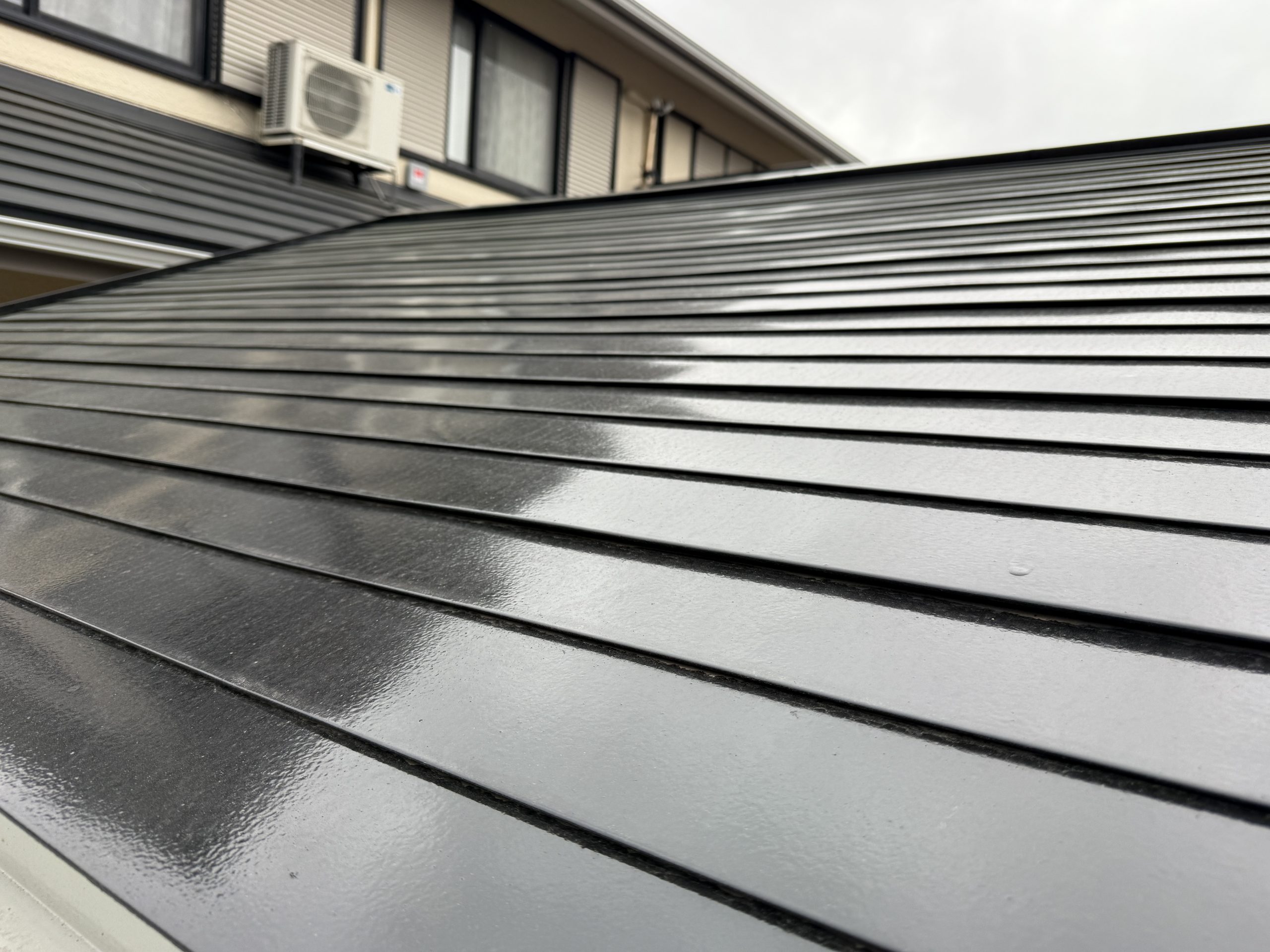 奈良市葺き替え後の金属屋根(横暖ルーフ)表面ツルツルしている