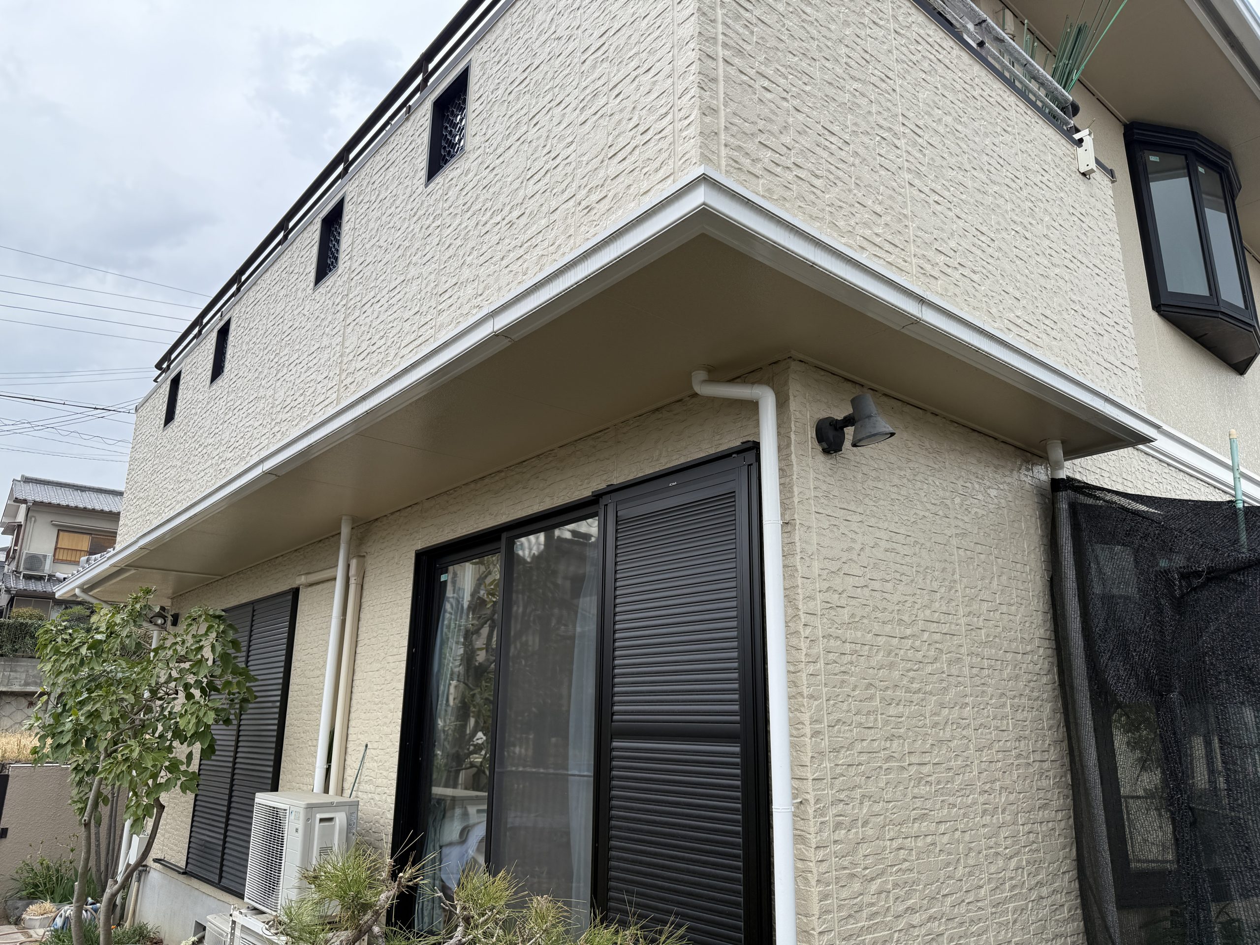 三郷町で樋ジョイント外れ交換・花隠し綺麗な白塗装の現場調査!