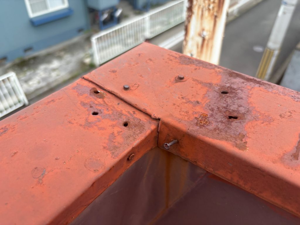 笠木角部の穴あき