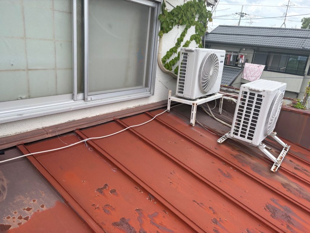 室外機周辺の錆びた屋根
