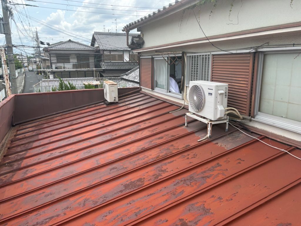生駒市で錆が広がるトタン屋根を調査！塗装剥がれや笠木の穴も確認
