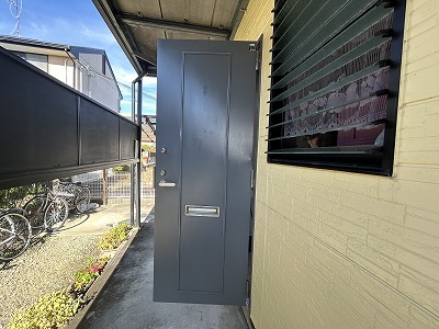 奈良市のハイツにて玄関ドア塗装工事が完了した様子　剥がれやめくれを補修し美観を回復